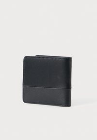 Μαύρο δερμάτινο πορτοφόλι με λείο φινίρισμα και υφή στα διακοσμητικά στοιχεία. Συμπαγές παραλληλόγραμμο σχήμα με εμφανή λεπτομέρεια ραφής.