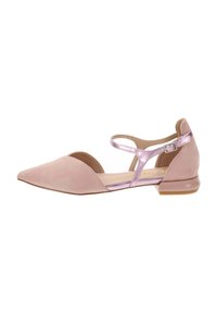 Zapato plano en ante rosa con punta afilada, cortes laterales y correa metálica rosa en el tobillo. Acento de tacón bajo y transparente.