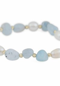 Armband av akvamarin- och pärlhalsband med oregelbundna ovala former, i ljusblå och vita nyanser, med guldfärger mellan pärlorna.