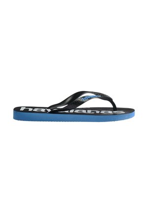 Sandalia flip-flop con suela y tira negras, bordes azules y nombre de la marca "Havaianas" en blanco impreso en la suela.