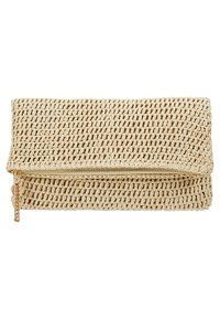 Beżowa pleciona torebka kopertówka z klapką i złotym zamkiem błyskawicznym z łańcuszkiem, zaprojektowana w teksturowany wzór.