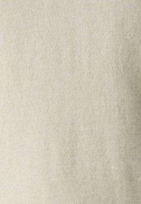Tissu texturé beige clair avec une finition douce, présentant un motif subtil et irrégulier. Le matériau semble être un textile organique.