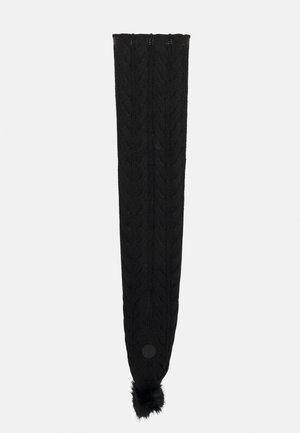 Sciarpa tubolare nera lavorata a maglia con motivo a trecce e un pom-pom di pelliccia a un'estremità. Texture morbida, forma allungata, adatta per il clima fresco.