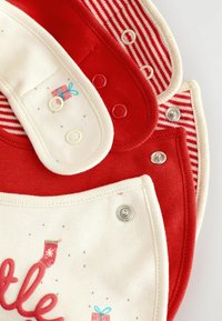 Set aus drei Babylätzchen in Rot und Creme. Mit Druckknopfverschluss, Streifen und festlichen Designs mit weißen Mustern und Feiertagsmotiven.
