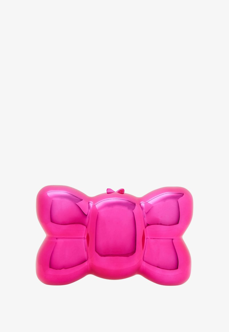 Rózsaszín, fényes kézitáska, amely íj formájú, sima, lekerekített szélekkel és egy kis íj díszítéssel a tetején. Tartós anyagból készült, modern dizájn.