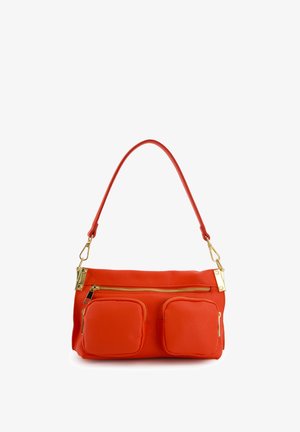 Rote Lederhandtasche mit strukturiertem Design, ausgestattet mit einem oberen Reißverschluss und zwei Fronttaschen. Goldene Hardwareakzente verbessern das Erscheinungsbild.