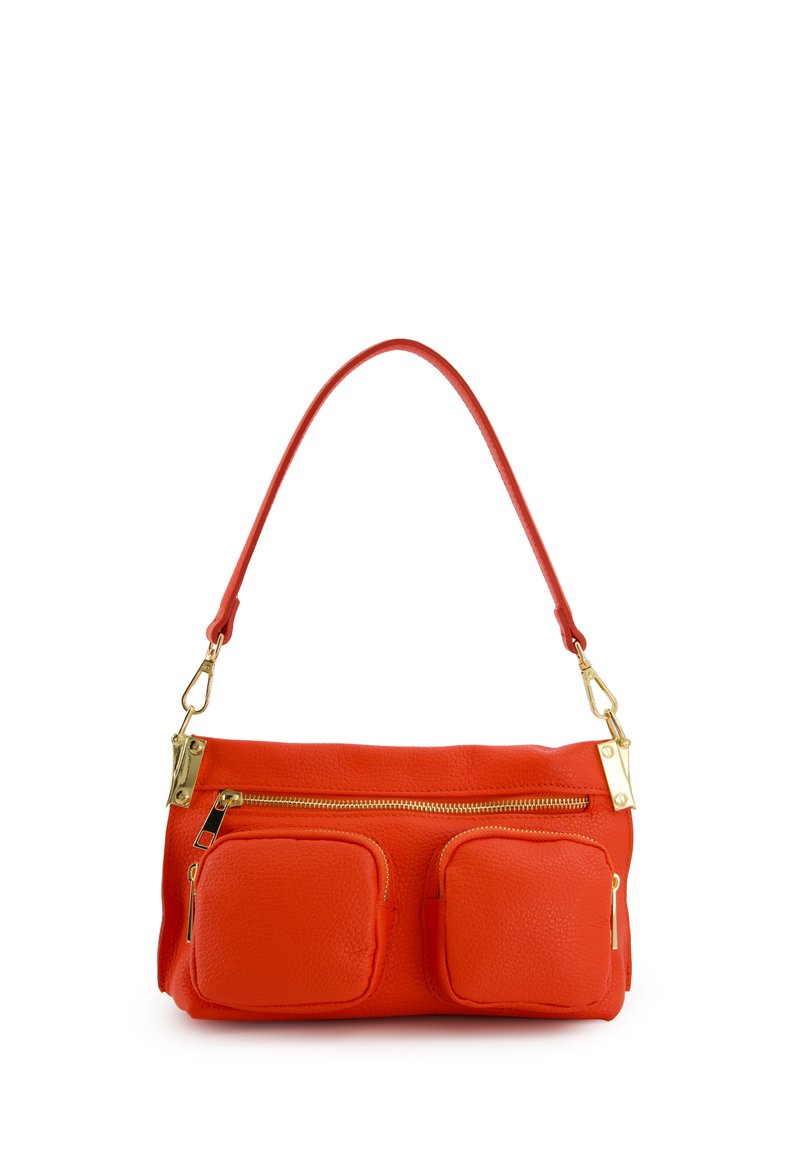Rote Lederhandtasche mit strukturiertem Design, ausgestattet mit einem oberen Reißverschluss und zwei Fronttaschen. Goldene Hardwareakzente verbessern das Erscheinungsbild.