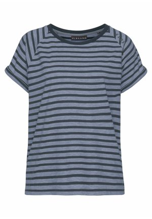 Camiseta de manga corta con cuello redondo, rayas horizontales negras y grises y un pequeño logo cerca del hombro sobre un fondo liso.