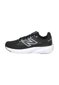 Zapatilla deportiva negra con parte superior de malla, acentos blancos y costuras en contraste. Presenta una suela resistente y un logotipo de marca en el lateral.
