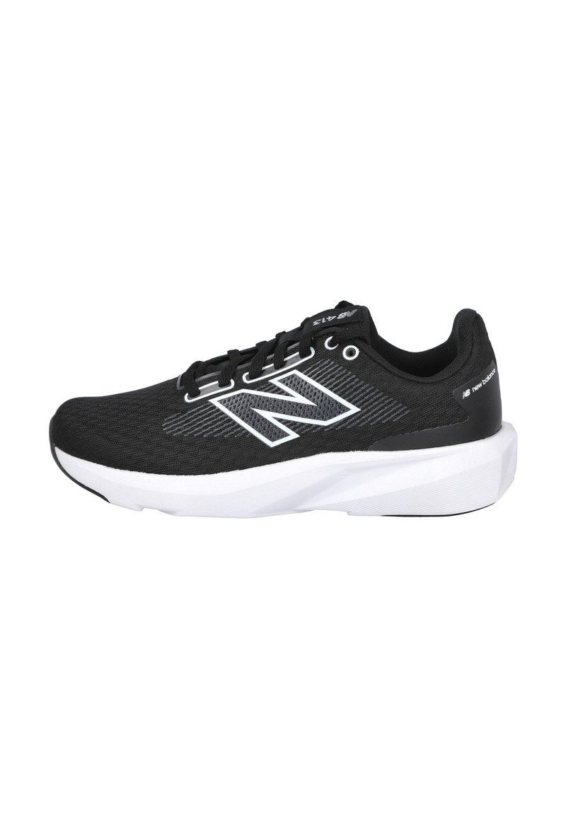Zapatilla deportiva negra con parte superior de malla, acentos blancos y costuras en contraste. Presenta una suela resistente y un logotipo de marca en el lateral.