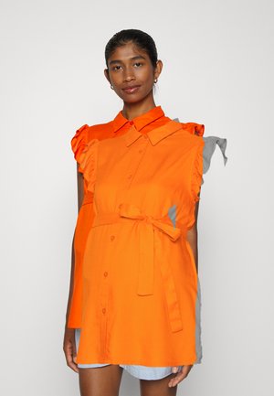 Vestido camisa laranja brilhante com mangas franzidas, frente com botões e cinto de laçarote. Feito de um tecido suave, apresenta um corte descontraído e ligeiro aflare.