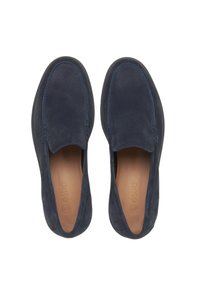 Granatowe zamszowe buty wsuwane o gładkiej teksturze, tonowanej nici i minimalistycznym designie. Wnętrze wykończone jest w jasnobrązowym kolorze.