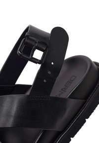 Czarna skórzana sandał z regulowanym paskiem na sprzączkę i wyściełaną wkładką, z nazwą marki wytłoczoną na wkładce.