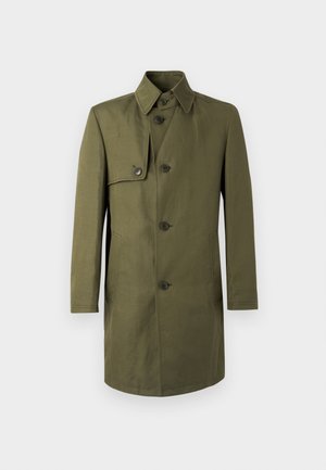 Olijfgroene enkele rij knoop jas met een puntkraag, klepdetail op de linkerborst en twee zijzakken.
