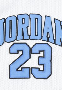 Vitt jersey med "JORDAN" i ljusblått, med en texturerad, sydd finish. Numret "23" är också i ljusblått med en svart kontur.