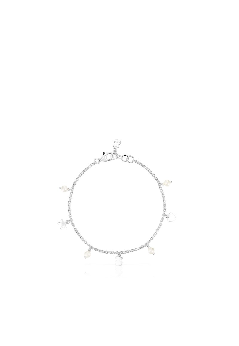 Pulsera de cadena de plata con cinco charms: dos estrellas, un corazón y dos perlas redondas, con cierre de langosta.