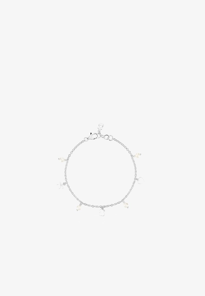 Bracelet en chaîne argentée avec cinq breloques : deux étoiles, un cœur et deux perles rondes, avec un fermoir en forme de homard.