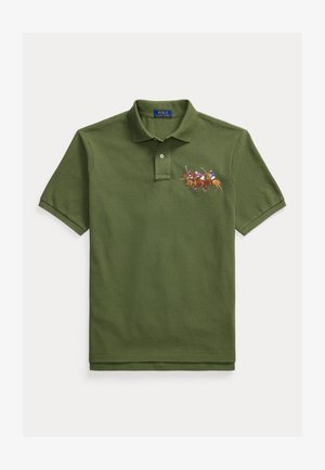 Oliwkowa koszulka polo z kołnierzykiem i guzikami, z haftowanym wzorem trzech graczy polo na koniach na piersi.