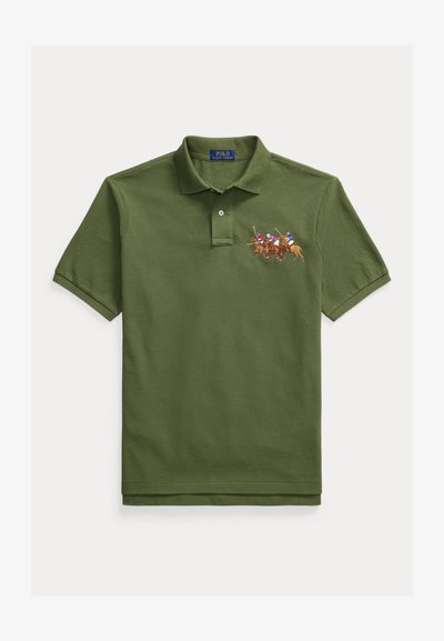 Πόλο πουκάμισο ελιάς με γιακά και κουμπιά, που φέρει κεντημένο σχέδιο τριών αναβατών πόλο στο στήθος.