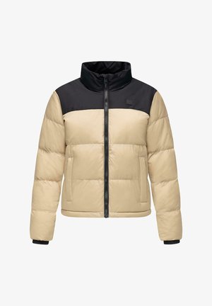 Beige un melnas pūkainas jaka ar augstu apkakli, rāvējslēdzēja aizdari un elastīgām piedurknēm. Iezīmējas ar kviltētu tekstūru un sānu kabatām.