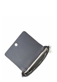 Lederhandtasche in Dunkelgrau mit strukturierter Oberfläche, ausgestattet mit einem cremfarbenen Innenraum, einem silbernen Knopfverschluss und einer Reißverschlusstasche.