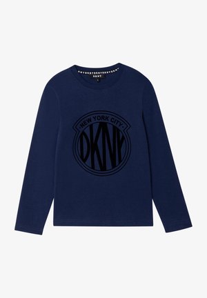 Marineblå langærmet skjorte med "NEW YORK CITY DKNY"-logo i sort cirkel på fronten, rund halsudskæring og DKNY-branding inde i kraven.