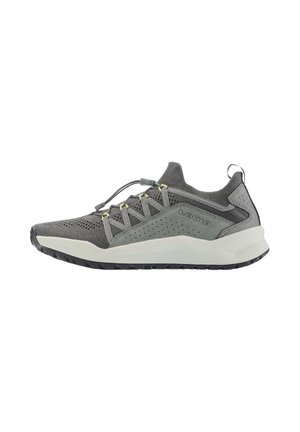 Grauer Sportschuh mit gestricktem Obermaterial, Zuglasche, elastischen Schnürsenkeln mit Stopper, perforierter Seitenwand und weißer, gepolsterter Sohle.