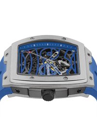 Skeletwatch met een blauwe siliconen band, een kast van roestvrij staal en een transparante wijzerplaat die ingewikkelde mechanische bewegingen toont.