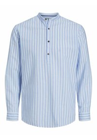 Chemise à manches longues bleu clair avec des rayures verticales blanches. Dotée d'un col mandarin et de trois boutons marron au niveau de l'encolure. Tissu lisse.