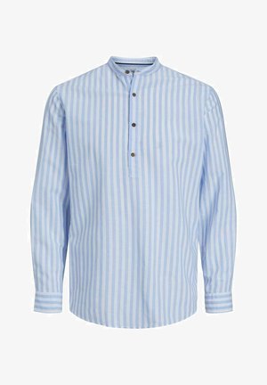 Lichtblauw en wit gestreepte langslavende shirt met hoge kraag en knoopdetail, gecombineerd met beige broek en witte sneakers.