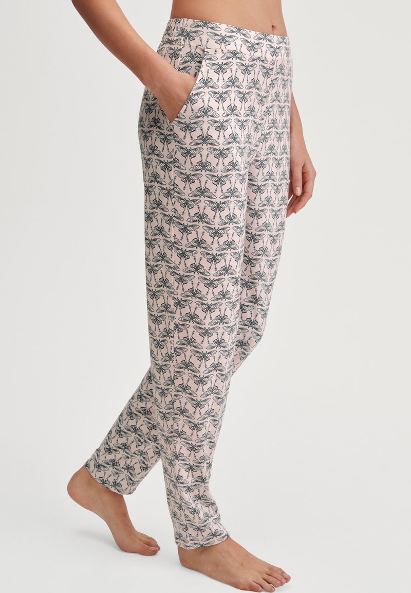 Lichte, roze pyjamabroek met een zwart bloemenpatroon, voorzien van zijzakken en een ontspannen pasvorm, gemaakt van zachte stof.