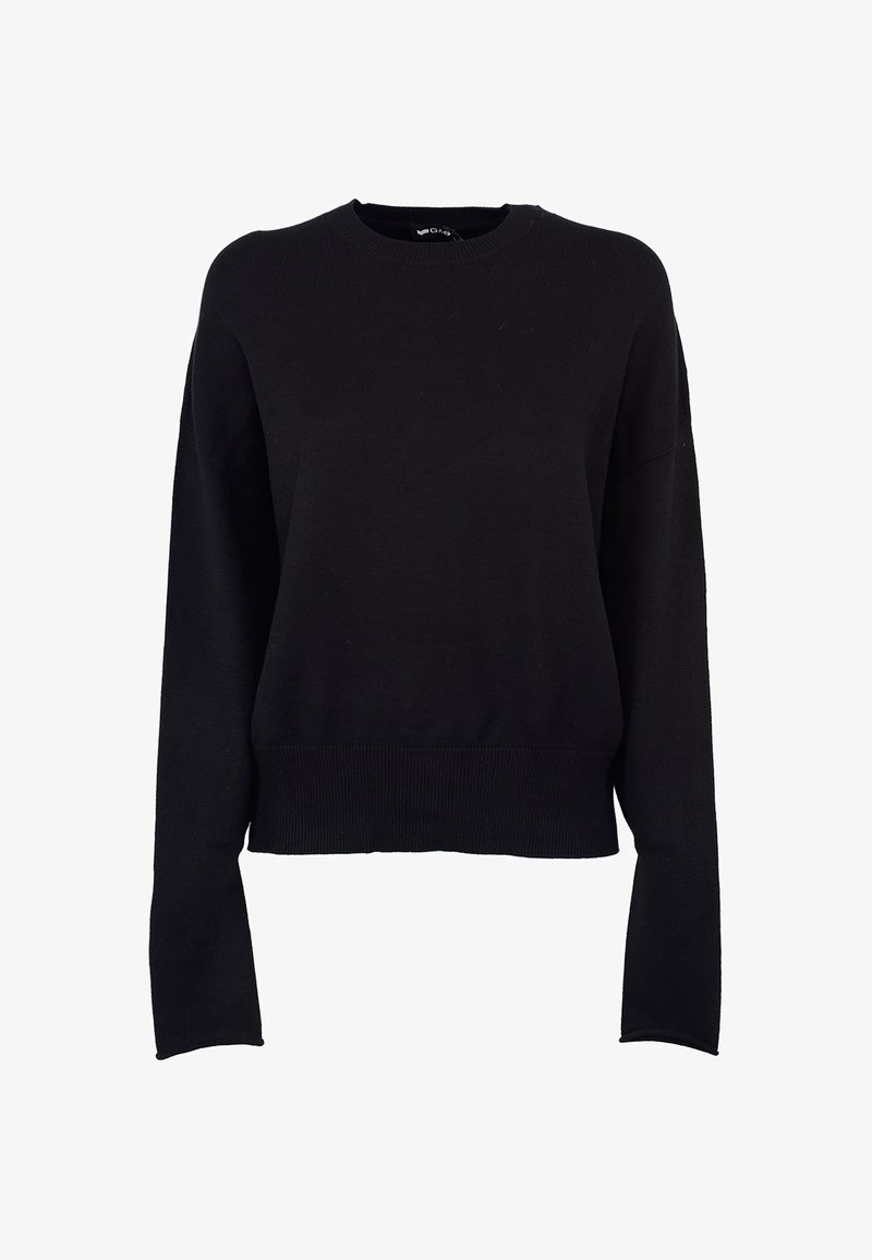 Czarny sweter z długim rękawem, dziany, z okrągłym dekoltem oraz prążkowanymi mankietami i dołem, zaprezentowany na białym tle.