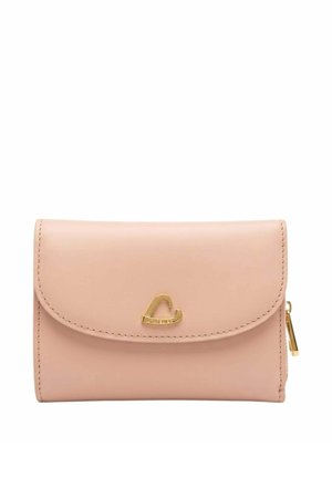 Portefeuille en cuir rose clair avec rabat arrondi et petit fermoir en forme de cœur doré, présentant des coutures visibles et un curseur de fermeture éclair doré sur le côté.