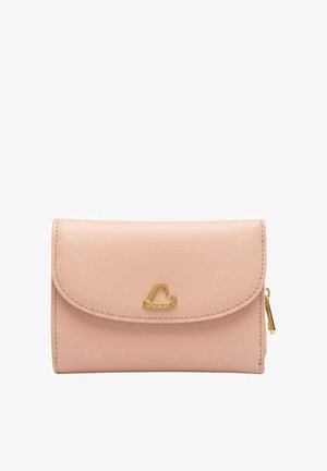 Portefeuille en cuir rose clair avec rabat arrondi et petit fermoir en forme de cœur doré, présentant des coutures visibles et un curseur de fermeture éclair doré sur le côté.