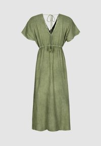 Robe en lin verte avec un décolleté en V, des manches flottantes courtes et une taille élastique à cordon. Elle se ferme avec un nœud dans le dos et présente une jupe fluide.