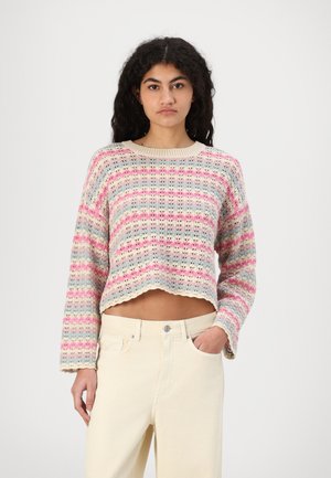 Pull tricoté court avec une base crème clair, présentant des rayures multicolores en rose et bleu. Ourlet festonné et manches larges.