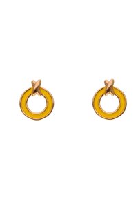 Arany tónusú fülbevalók, kör alakú formákkal, sárga zománc betéttel, sima textúrával és kereszt alakú részlettel a tetején.