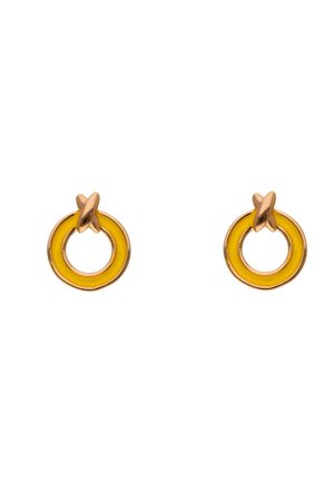 Ohrstecker in Goldoptik mit runden Formen und gelbem Emaille-Einsatz, die eine glatte Textur und ein gekreuztes Detail an der Oberseite zeigen.