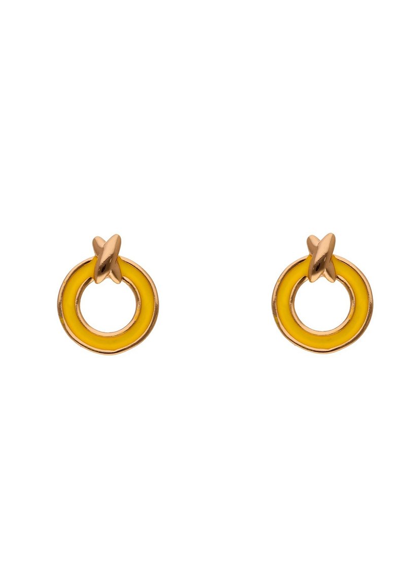 Arany tónusú fülbevalók, kör alakú formákkal, sárga zománc betéttel, sima textúrával és kereszt alakú részlettel a tetején.