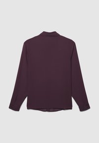 Camicia a maniche lunghe con colletto di un profondo colore viola, caratterizzata da una texture liscia, polsini con bottoni e una vestibilità rilassata per il comfort.