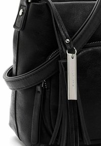Borsa a tracolla in ecopelle nera con superficie texture, hardware argentato, tasca con zip e lungo dettaglio a nappa nera.