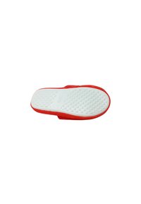 Pantofola rossa con tomaia in tessuto strutturato e suola in gomma bianca caratterizzata da un motivo a pois per la presa. Design chiuso senza elementi hardware visibili.