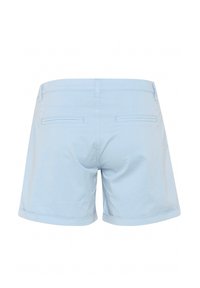 Ljusblå bomullsshorts med uppvikta kanter, som har en jämn textur, midjeresår och två bakfickor. Enkel och funktionell design.