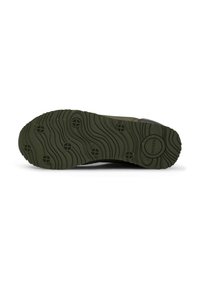 Suela de zapato de goma en verde oscuro. Presenta un patrón de olas texturizado con acentos circulares. Diseño robusto con un logo de marca visible.