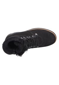 Botte en suede noire avec doublure en fausse fourrure, design à lacets, accents en métal argenté et semelle en caoutchouc robuste.