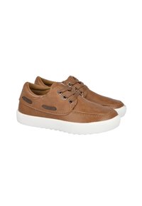Zapatos de cuero marrón con suelas de goma blanca, que presentan punta redondeada, diseño de cordones y costuras de acento. Textura suave con detalles laterales.