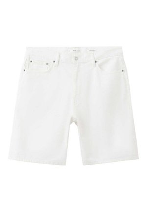 Pantalones cortos de denim blanco con botón y cremallera delanteros, presillas para cinturón y diseño de cinco bolsillos, colocados planos.