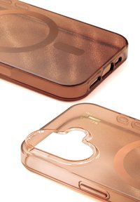 Twee halfdoorzichtige bruine telefoonhoesjes met glitters en uitsparingen voor camera en knoppen, waarvan één met het merk "Ideal of Sweden".