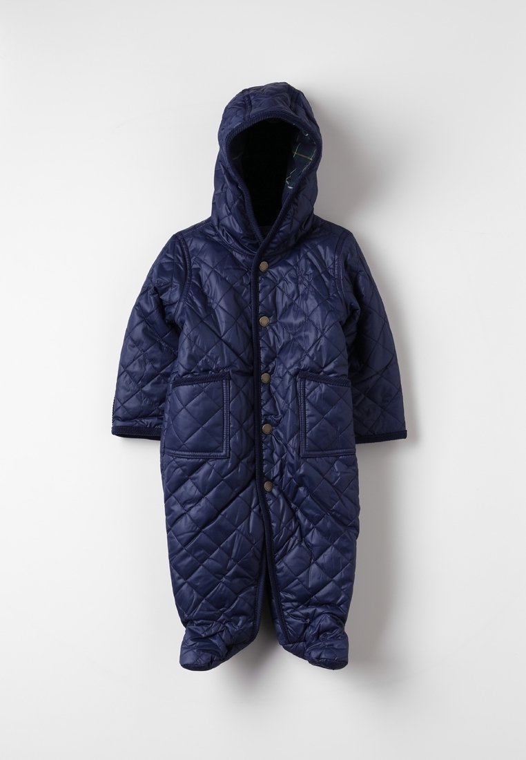 Cappotto imbottito navy con cappuccio, caratterizzato da ampie tasche frontali, bottoni a pressione e una superficie liscia e lucida. Tessuto interno morbido.
