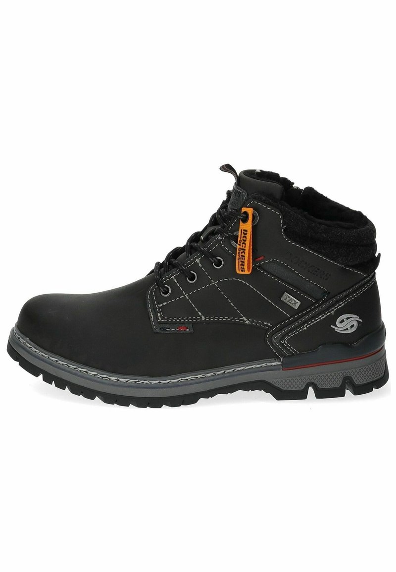 Botas de cuero negro hasta el tobillo con costuras grises, suela de goma, collar texturizado y detalle en etiqueta naranja. Presentan una suela exterior con relieve para mayor agarre.